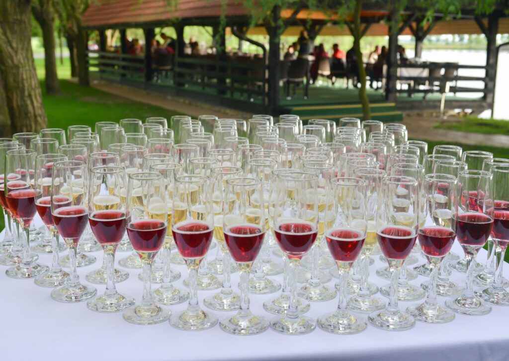 Copas preparadas para brindis en evento al aire libre, imagen para artículo sobre proveedor de vinos para eventos en Valencia.