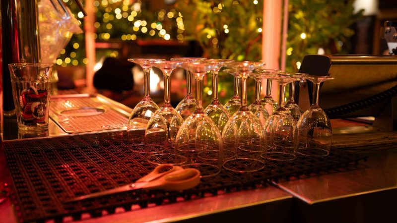 Copas preparadas en una barra de restaurante con luz cálida, imagen para artículo sobre vinos para Fallas en Valencia y servicio por copas.